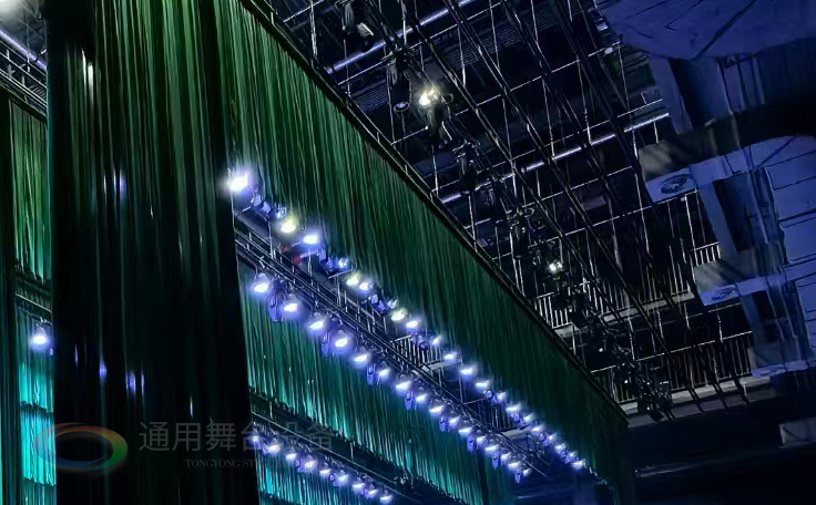 通用舞臺(tái)設(shè)備興化將軍路小學(xué)報(bào)告廳舞臺(tái)吊桿、舞臺(tái)阻燃幕布項(xiàng)目